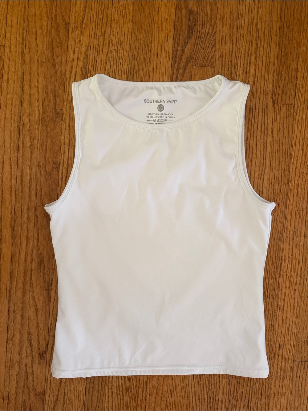 The Southern Shirt Company White Scoop Neck Tank Top women’s Large 👀 great top!